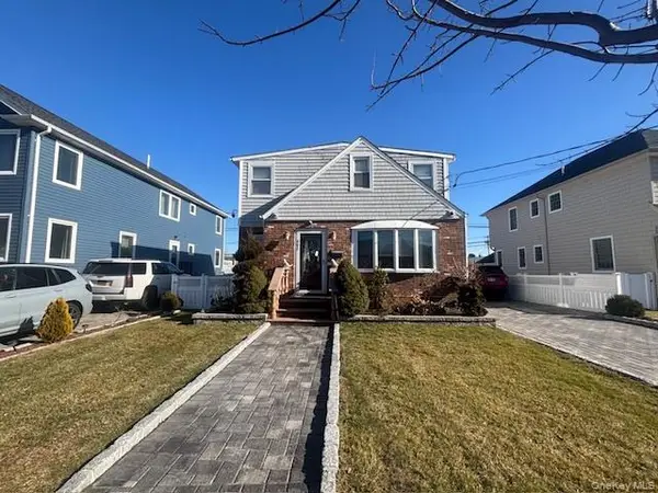 382 Pennsylvania Avenue, Mineola, NY 11501