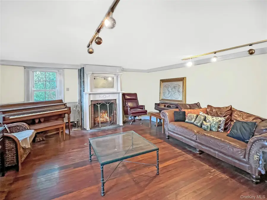 118 Shelter Rock Road, Roslyn, NY 11576 - Image #3