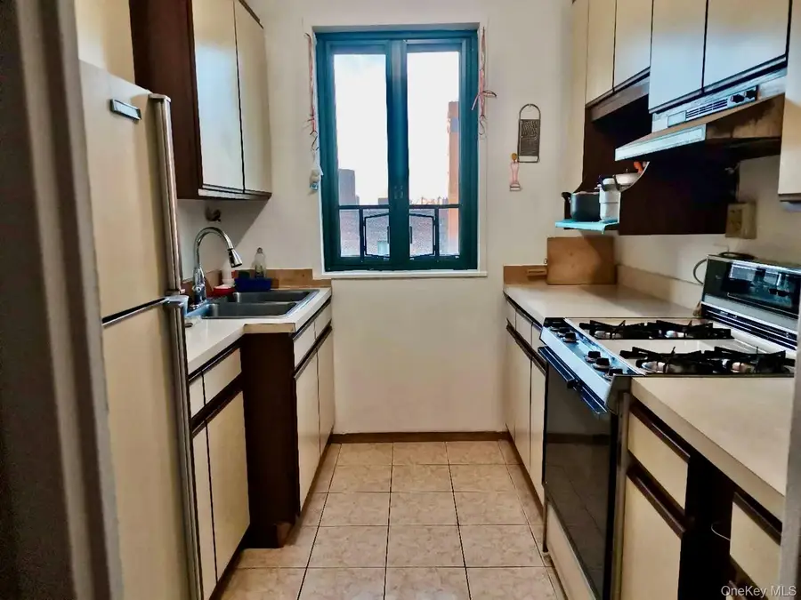 1604 Metropolitan Avenue #8F, Bronx, NY 10462 - Image #3