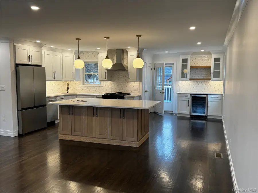 696 N Delaware Avenue, Lindenhurst, NY 11757 - Image #3