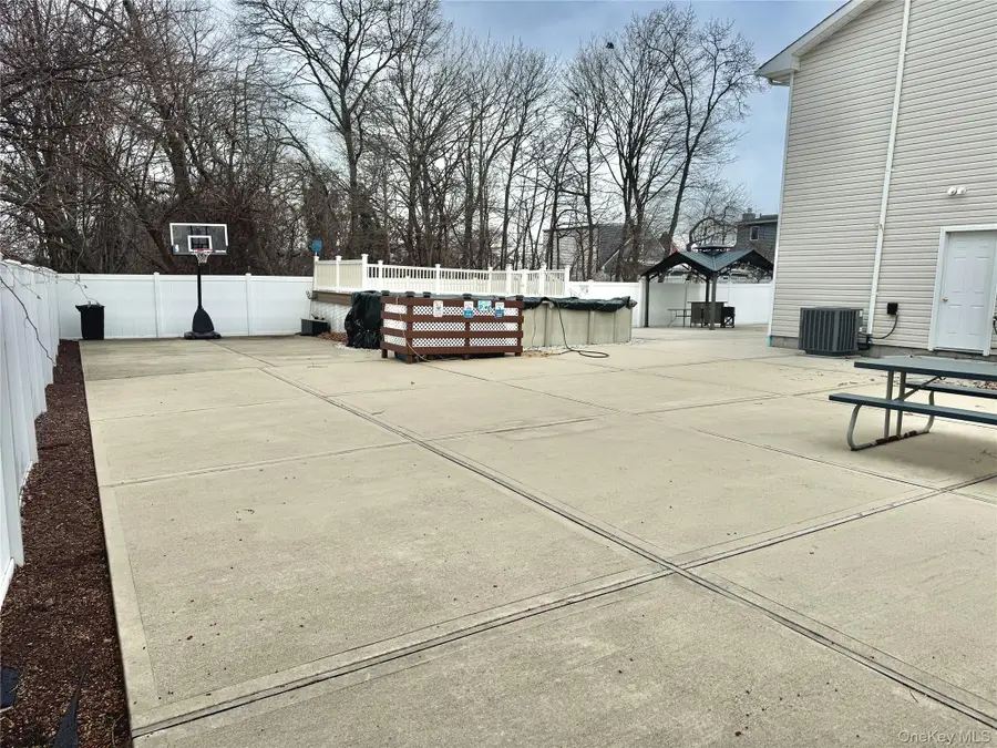 285 Daniel Street, Lindenhurst, NY 11757 - Image #3