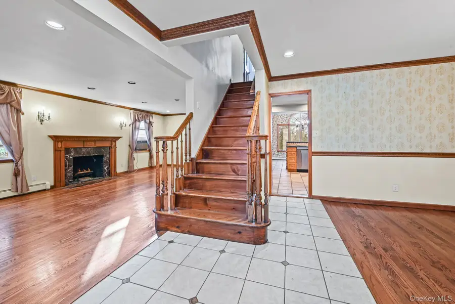 95 Oakdale Lane, East Hills, NY 11577 - Image #3