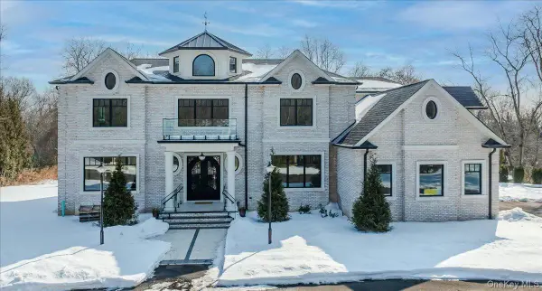 26 Saint Andrews Court, Old Westbury, NY 11568