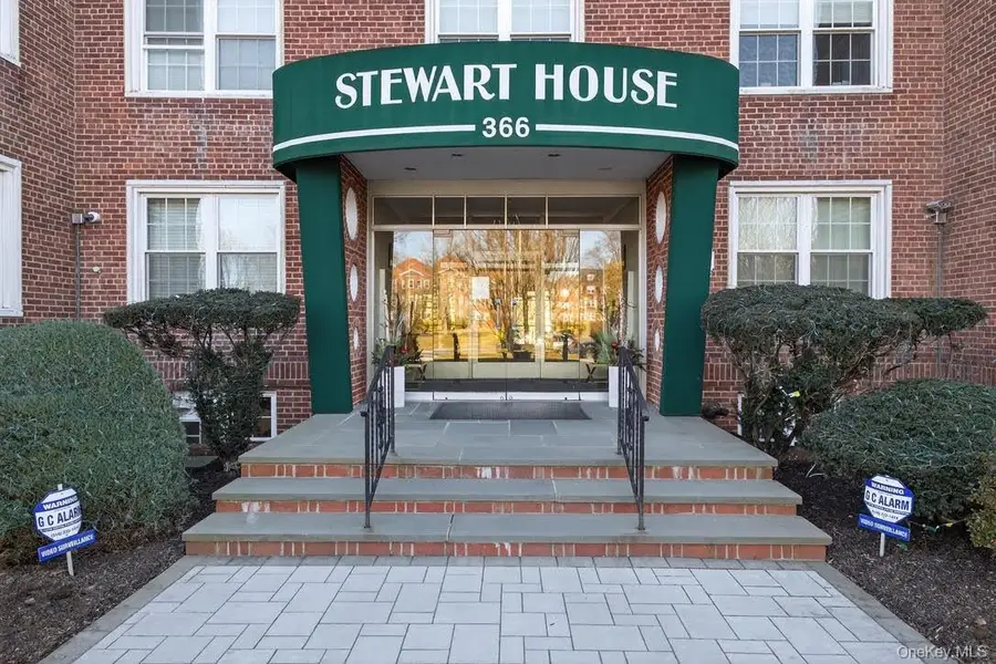 366 Stewart Avenue #B10, Garden City, NY 11530 - Image #3