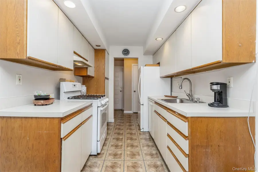 72 Foxwood Circle, Mount Kisco, NY 10549 - Image #3