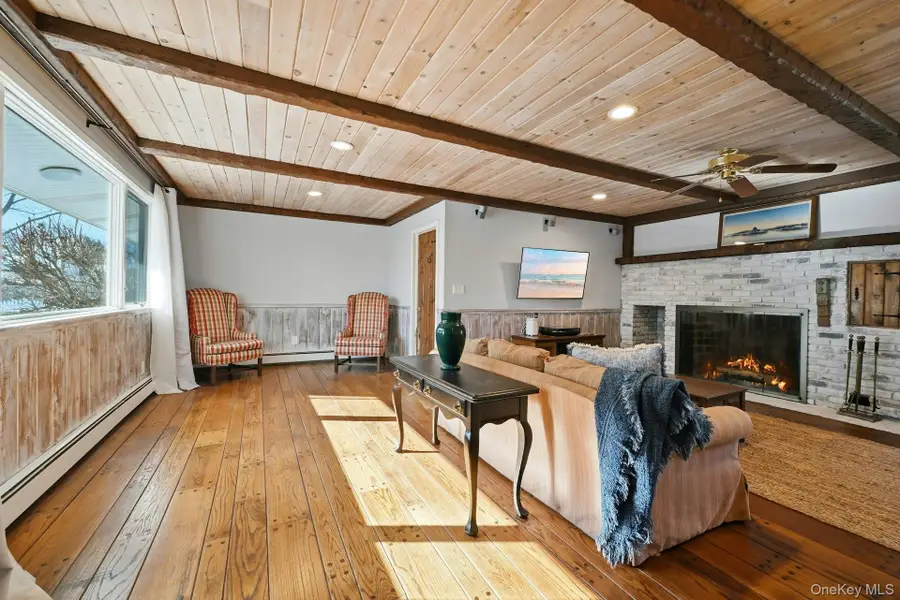 205 Oak Neck Lane, West Islip, NY 11795 - Image #3