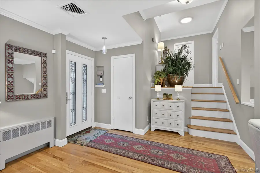 6 Dale Avenue, Syosset, NY 11791 - Image #2