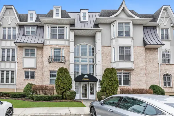 568 Pacing Way #568, Westbury, NY 11590