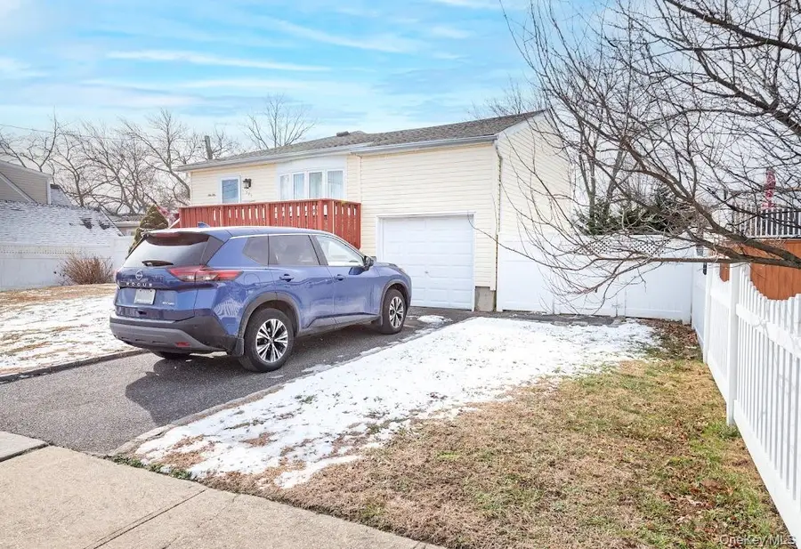 385 Beacon Avenue, Lindenhurst, NY 11757 - Image #3