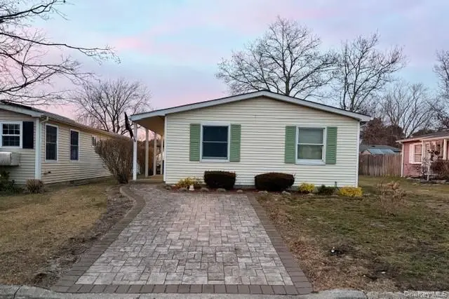 42 Village Circle S, Manorville, NY 11949 - Image #2