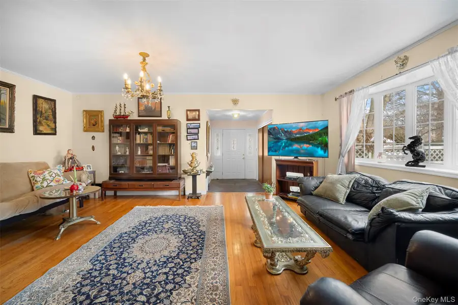 524 Livingston Street, Westbury, NY 11590 - Image #3