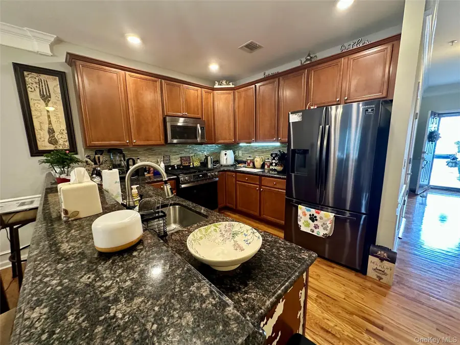 121 Wildwood Circle, Holtsville, NY 11742 - Image #3