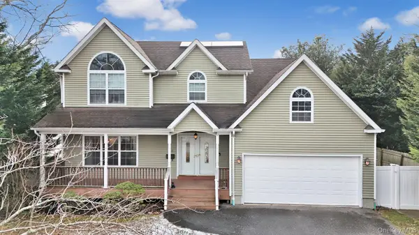 14 Donna Place, East Islip, NY 11730