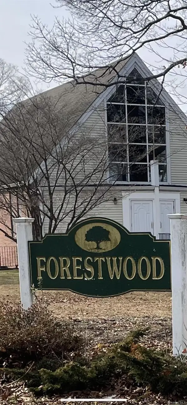 7 Flamingo Drive, Smithtown, NY 11787