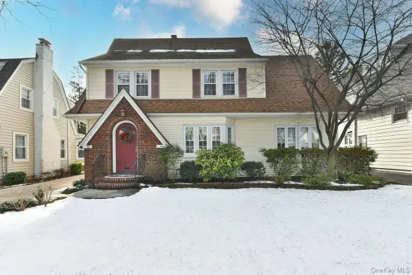 62 Hudson Road, Floral Park, NY 11001