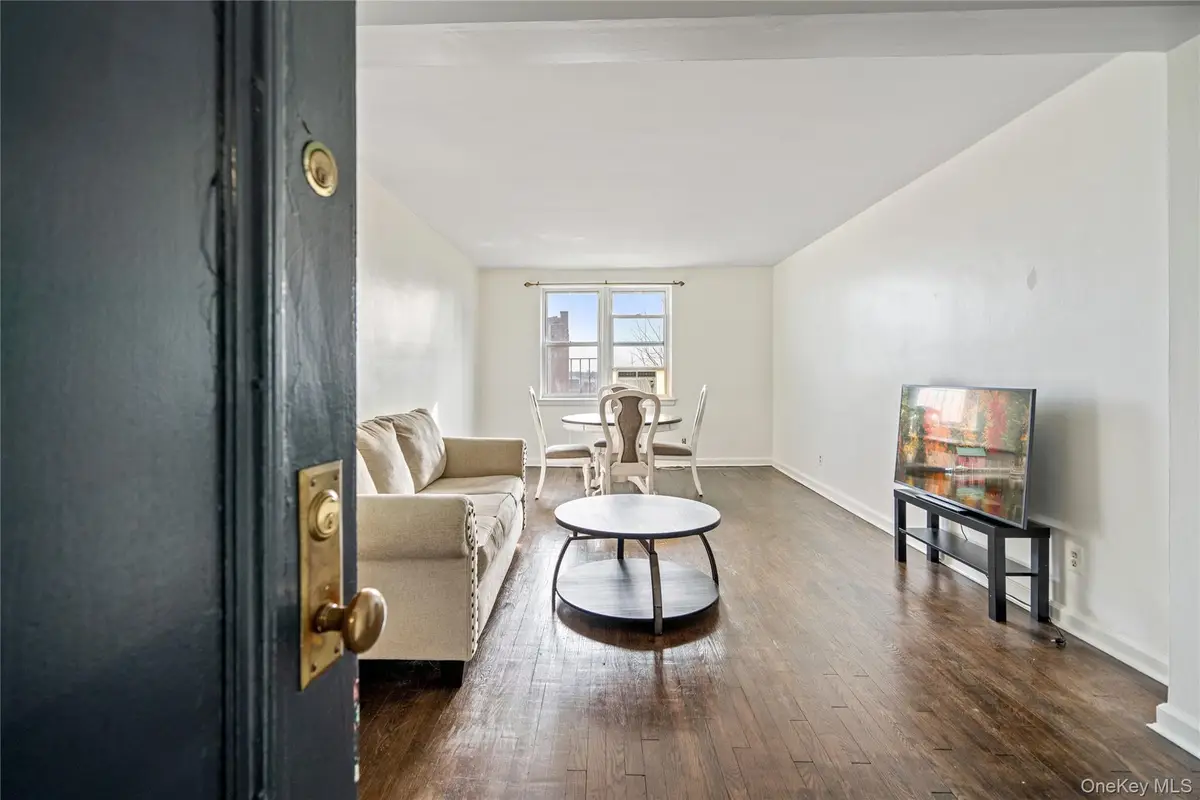 24 Mulford Place #4B, Hempstead, NY 11550 - Image #1