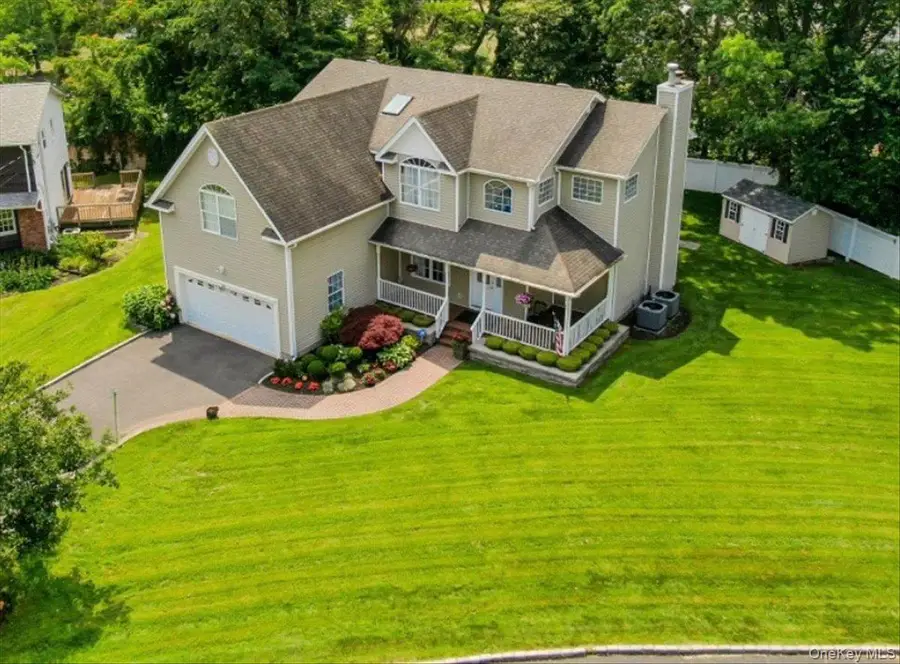 24 Ridge Court, Hauppauge, NY 11788 - Image #3