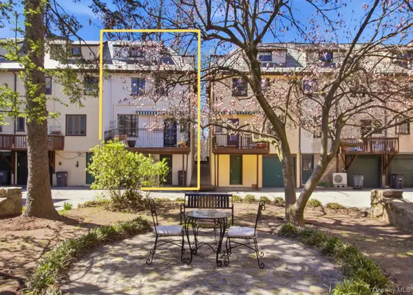 8 Parkway Drive, Pelham, NY 10803