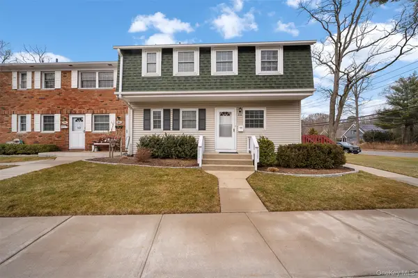 252 Village Drive #252, Hauppauge, NY 11788