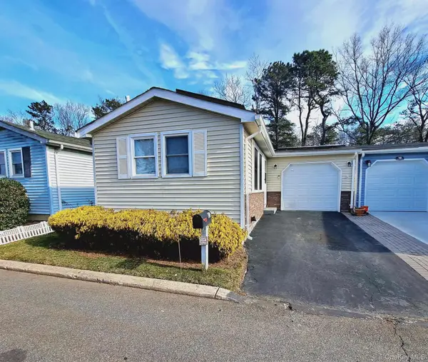 21 Village Circle E, Manorville, NY 11949