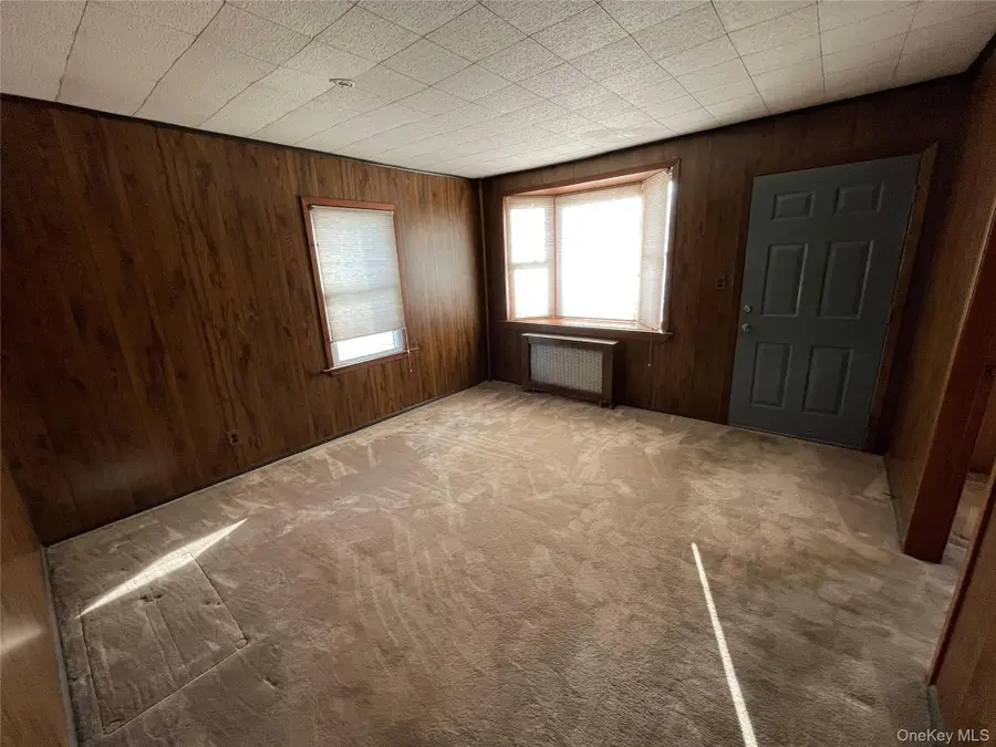 20 Wyona Avenue, Lindenhurst, NY 11757 - Image #2