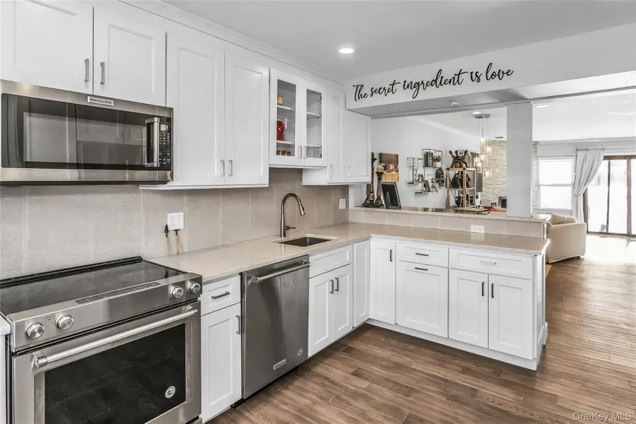 6 Cold Harbour Lane, Woodbury, NY 11797 - Image #2