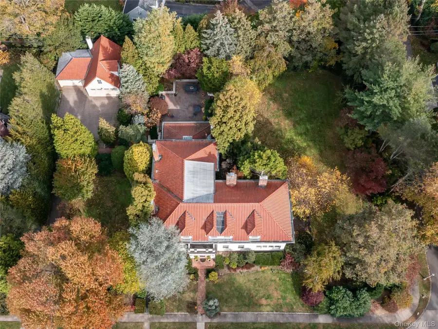 64 Plandome Court, Manhasset, NY 11030 - Image #3