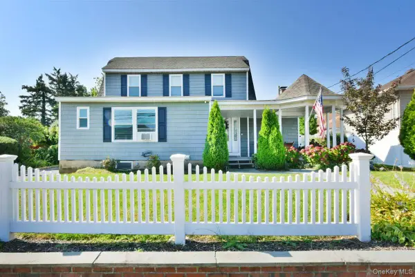 3 Berryhill Lane, Bethpage, NY 11714