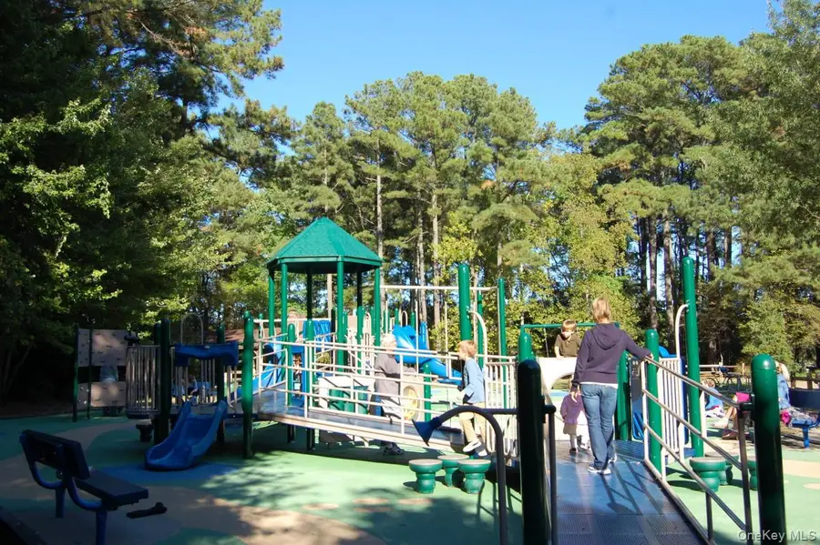 25 Pond Park Road, Great Neck, NY 11023 - Image #3