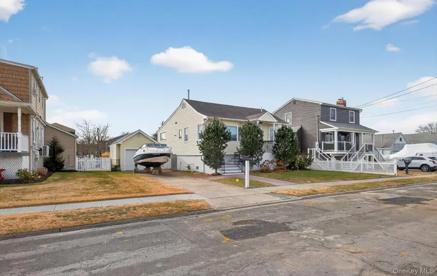 20 Albert Road, Amity Harbor, NY 11701 - #2