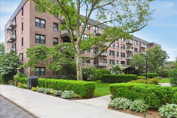 4 Birchwood Court #4J, Mineola, NY 11501