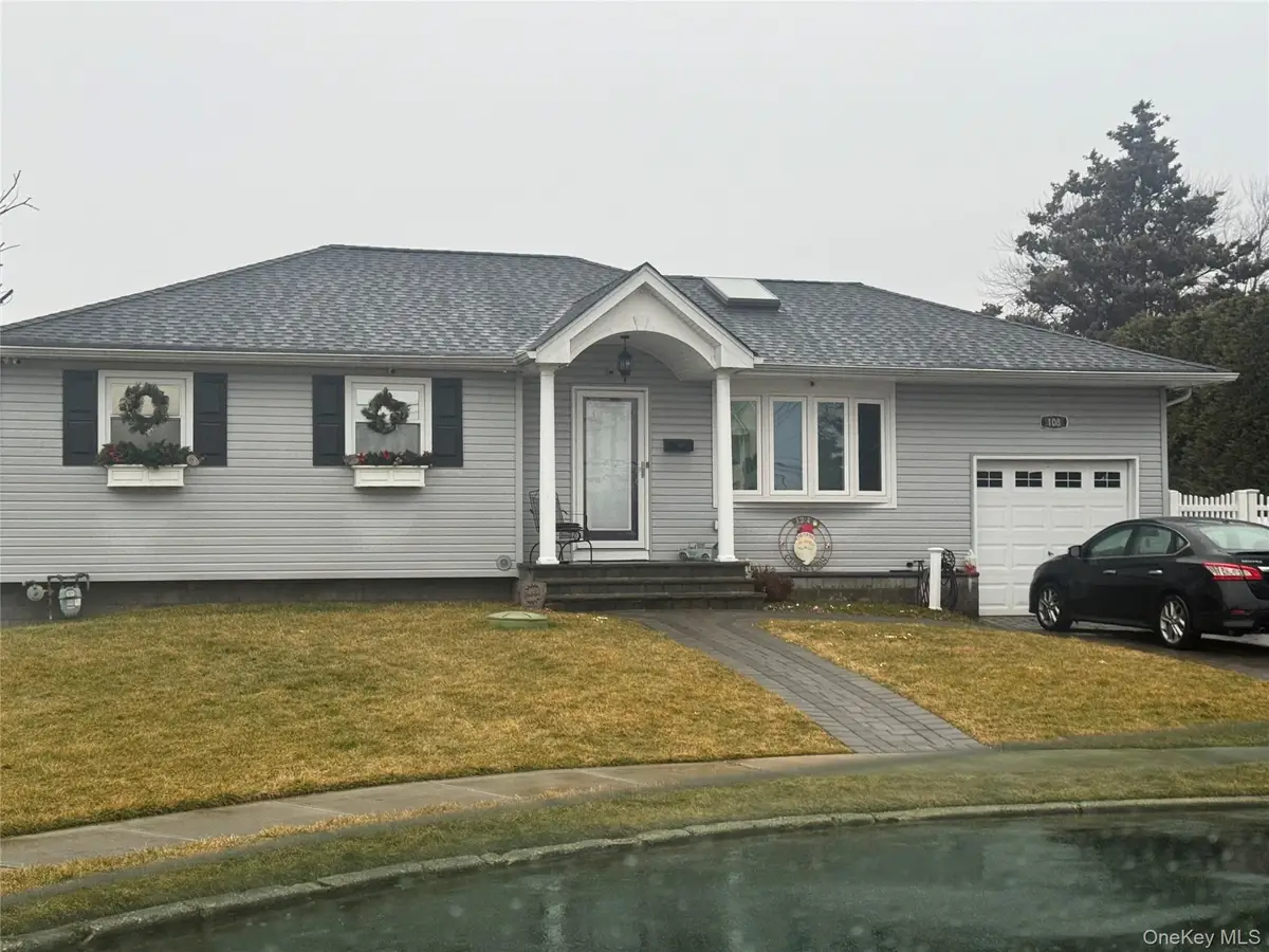 108 Forsythia Lane, North Babylon, NY 11703 - Image #1
