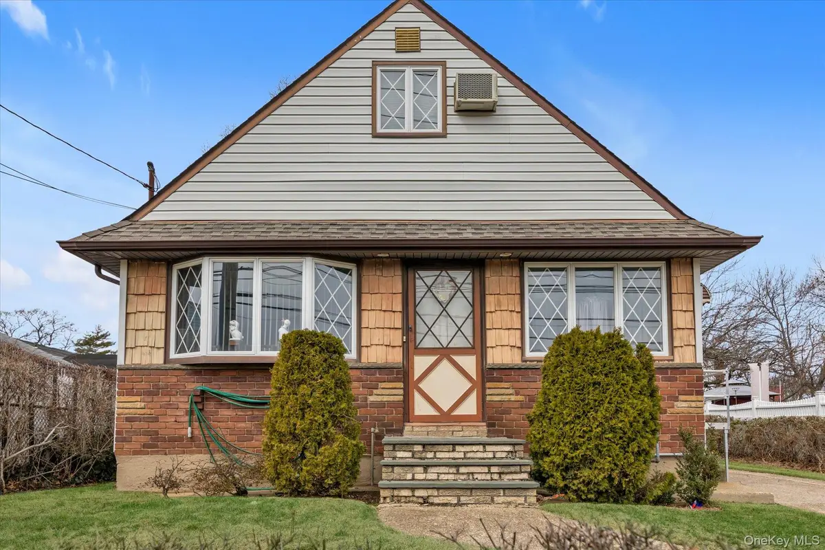 20 Hunter Avenue, Valley Stream, NY 11580 - #1