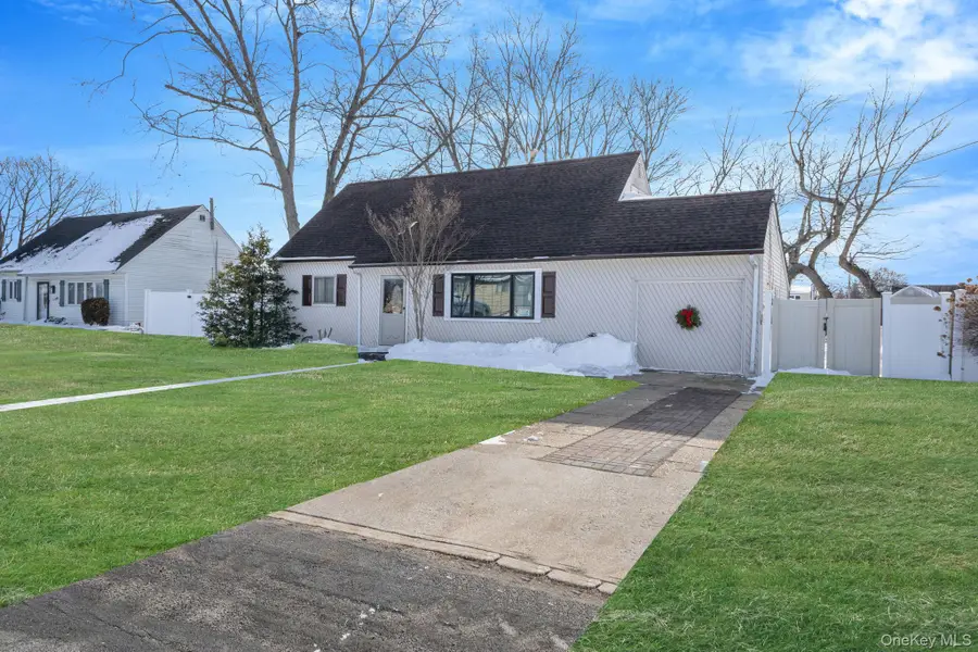 90 Winchester Drive, Lindenhurst, NY 11757 - Image #3
