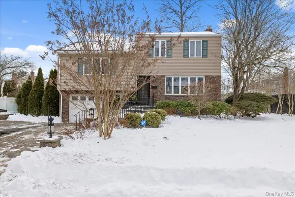 39 Garnet Lane, Plainview, NY 11803