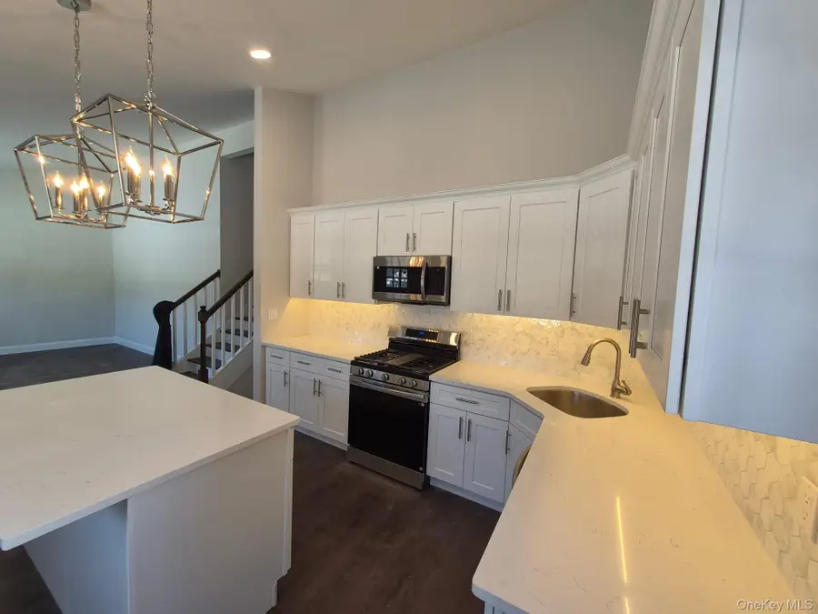 1550 N Gardiner Drive, Bay Shore, NY 11706 - #3