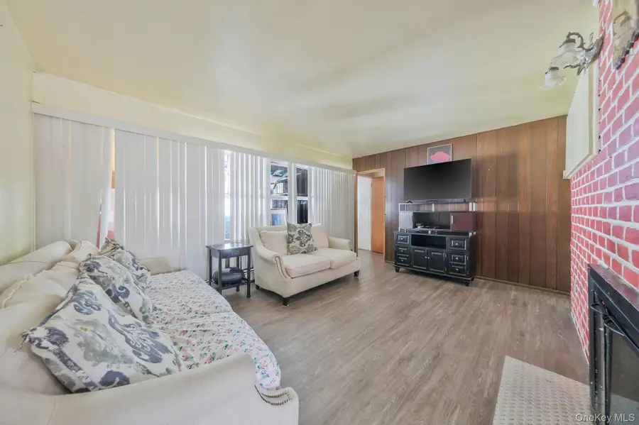 24 Beacon Lane, Hicksville, NY 11801 - Image #3