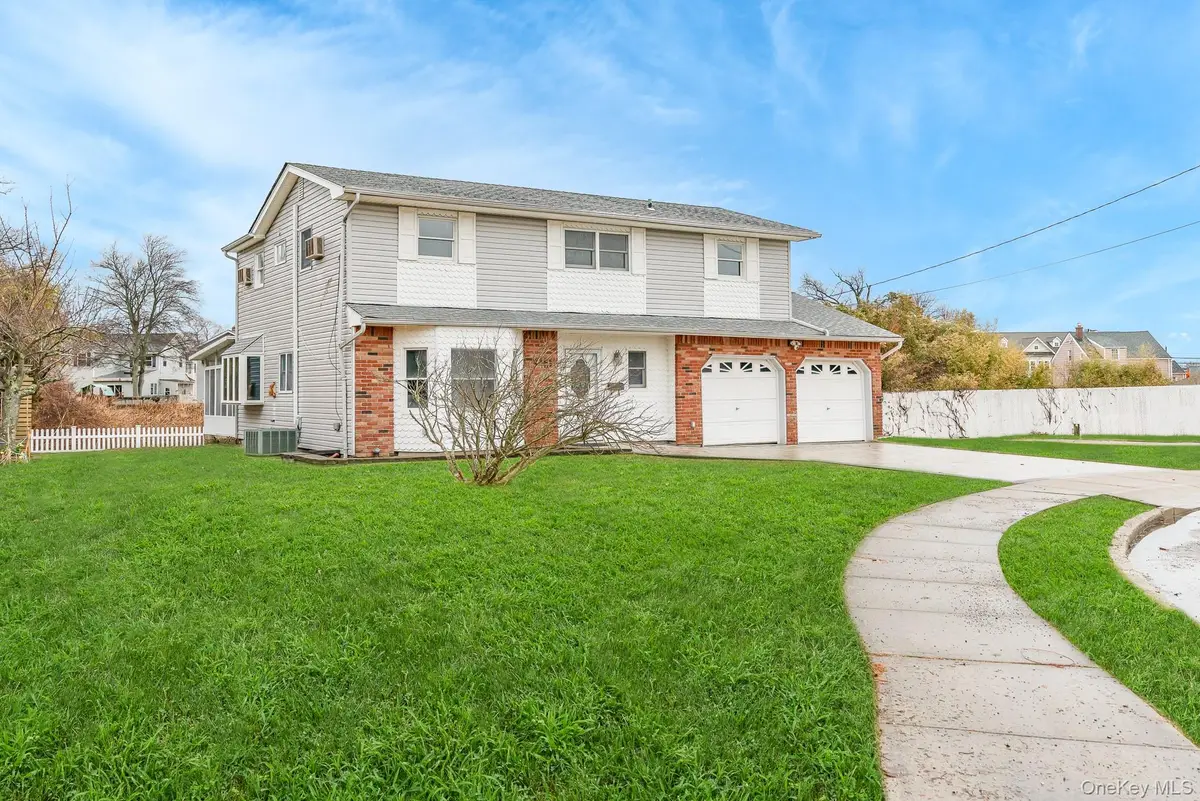 24 Brooktree Circle, Lindenhurst, NY 11757 - #1