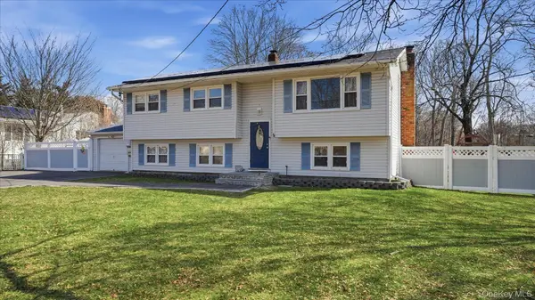 147 Coates Avenue N, Holbrook, NY 11741