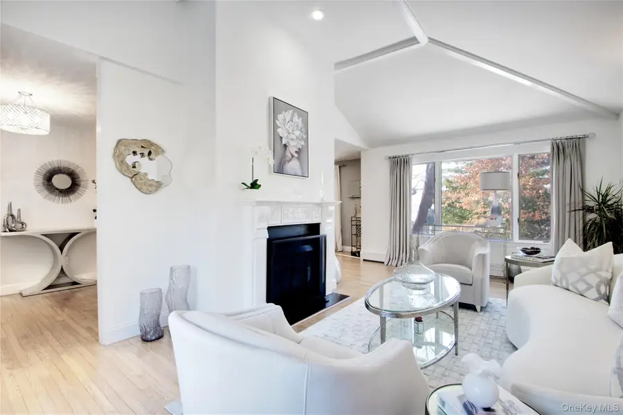 24 Hillcrest Avenue, Roslyn, NY 11576 - #3