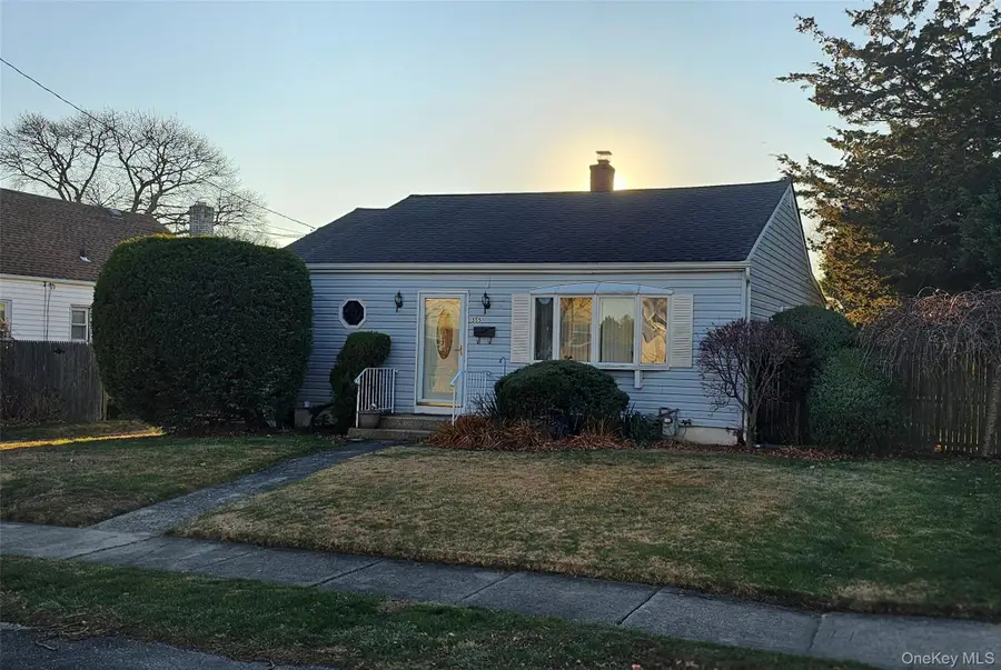 355 Pinelawn Avenue, Copiague, NY 11726 - #2