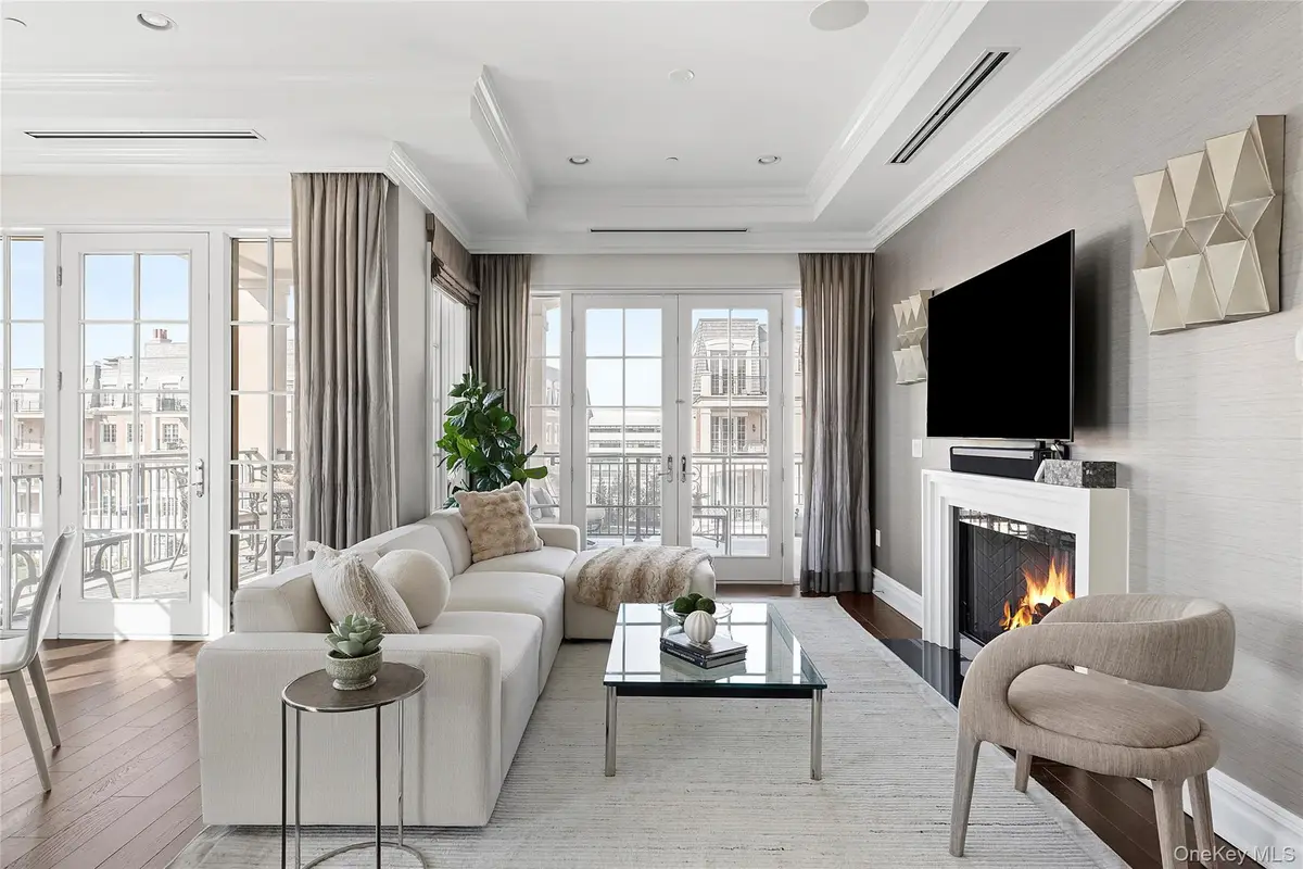 1000 Royal Court #1207, North Hills, NY 11040 - #1