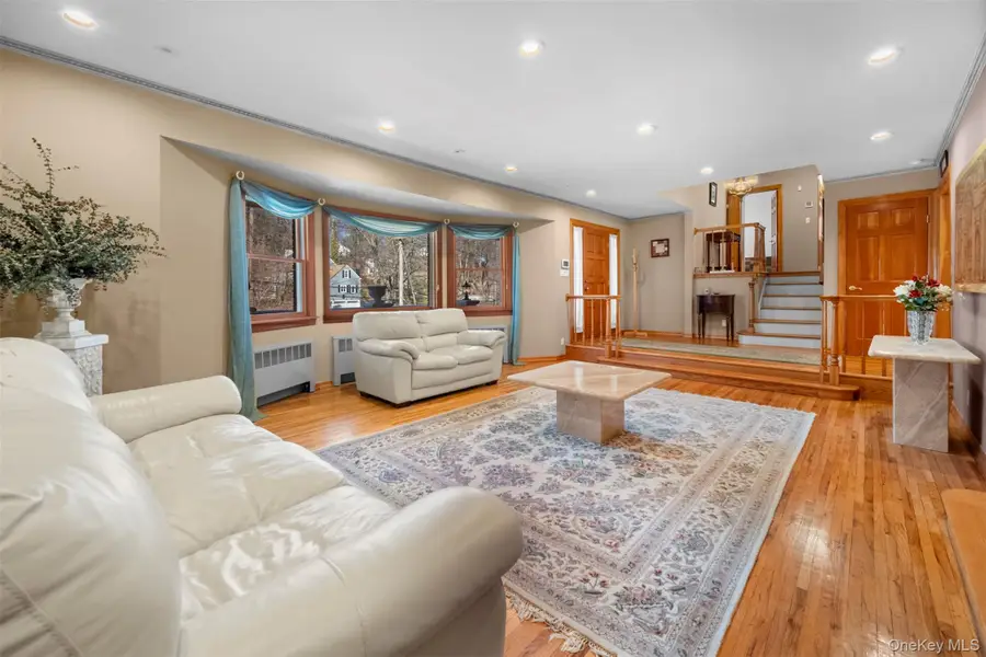 22 Ravine Road, Great Neck, NY 11023 - #3