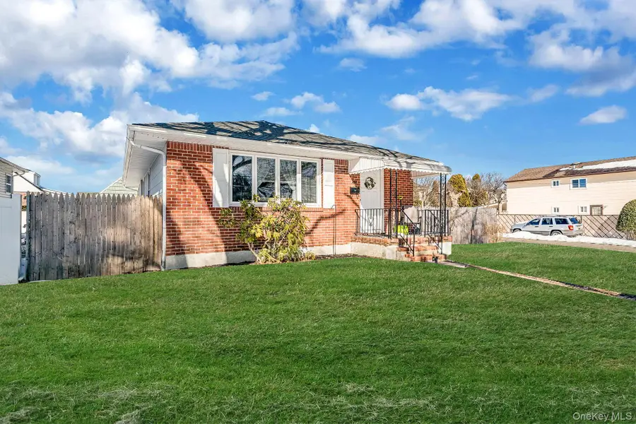 221 Amsterdam Avenue, West Babylon, NY 11704 - #2