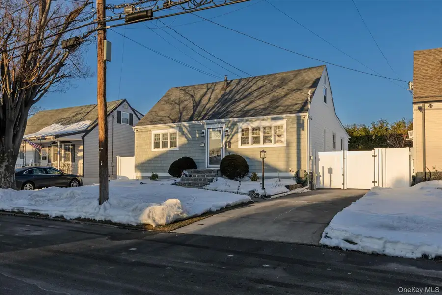 612 N Broome Avenue, Lindenhurst, NY 11757 - #2