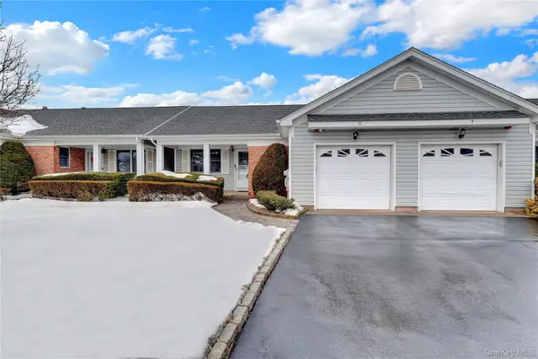 11 Primrose Lane, North Babylon, NY 11703