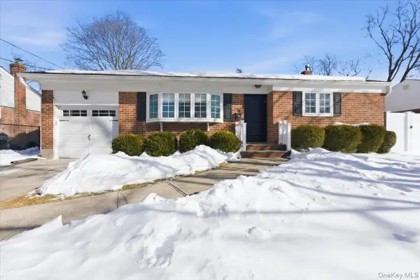 10 Darnley Place, Huntington Station, NY 11746