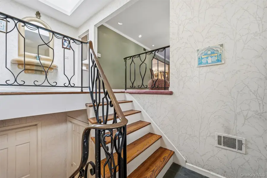 8 Pine Drive, Great Neck, NY 11021 - #3