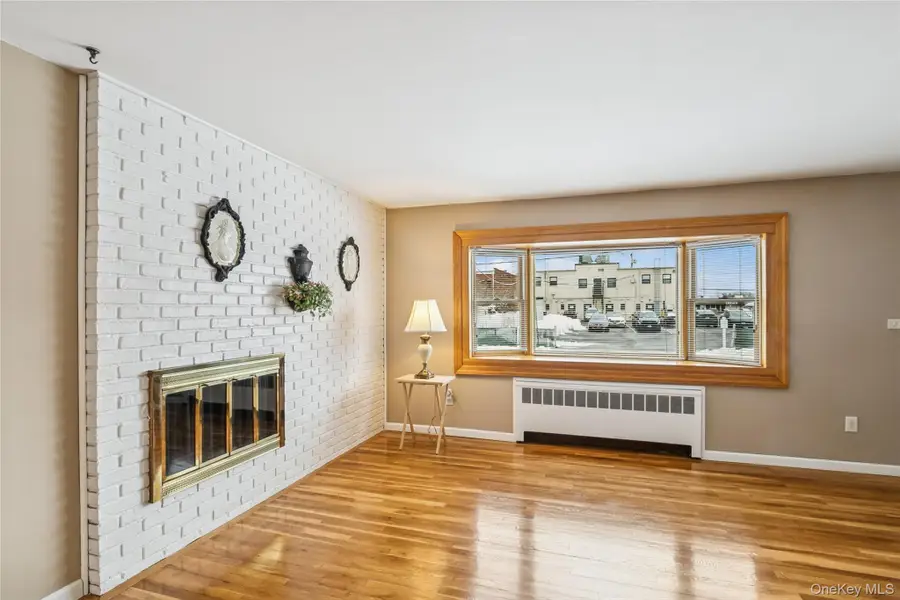 8 Carlton Place, Hicksville, NY 11801 - #3