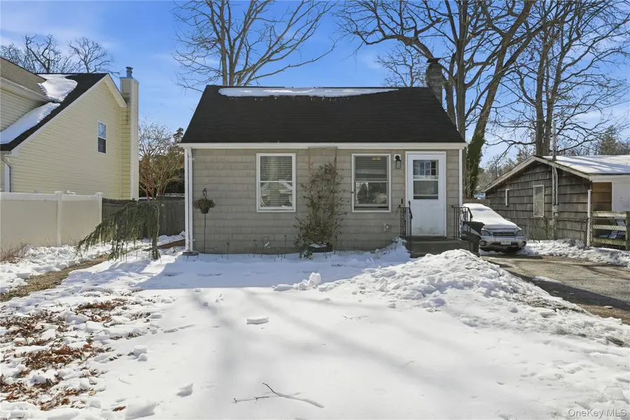 36 Woodlawn Avenue, Selden, NY 11784 - #2